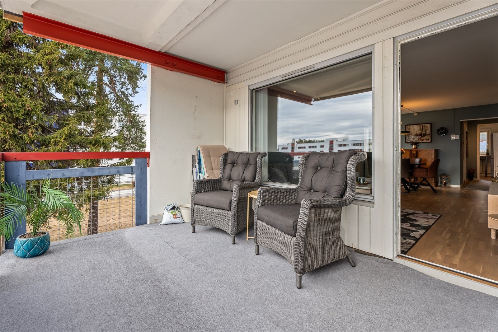 Fra stuen er det utgang til en syd/vest-vendt balkong på ca. 9 m². Galleribilde
