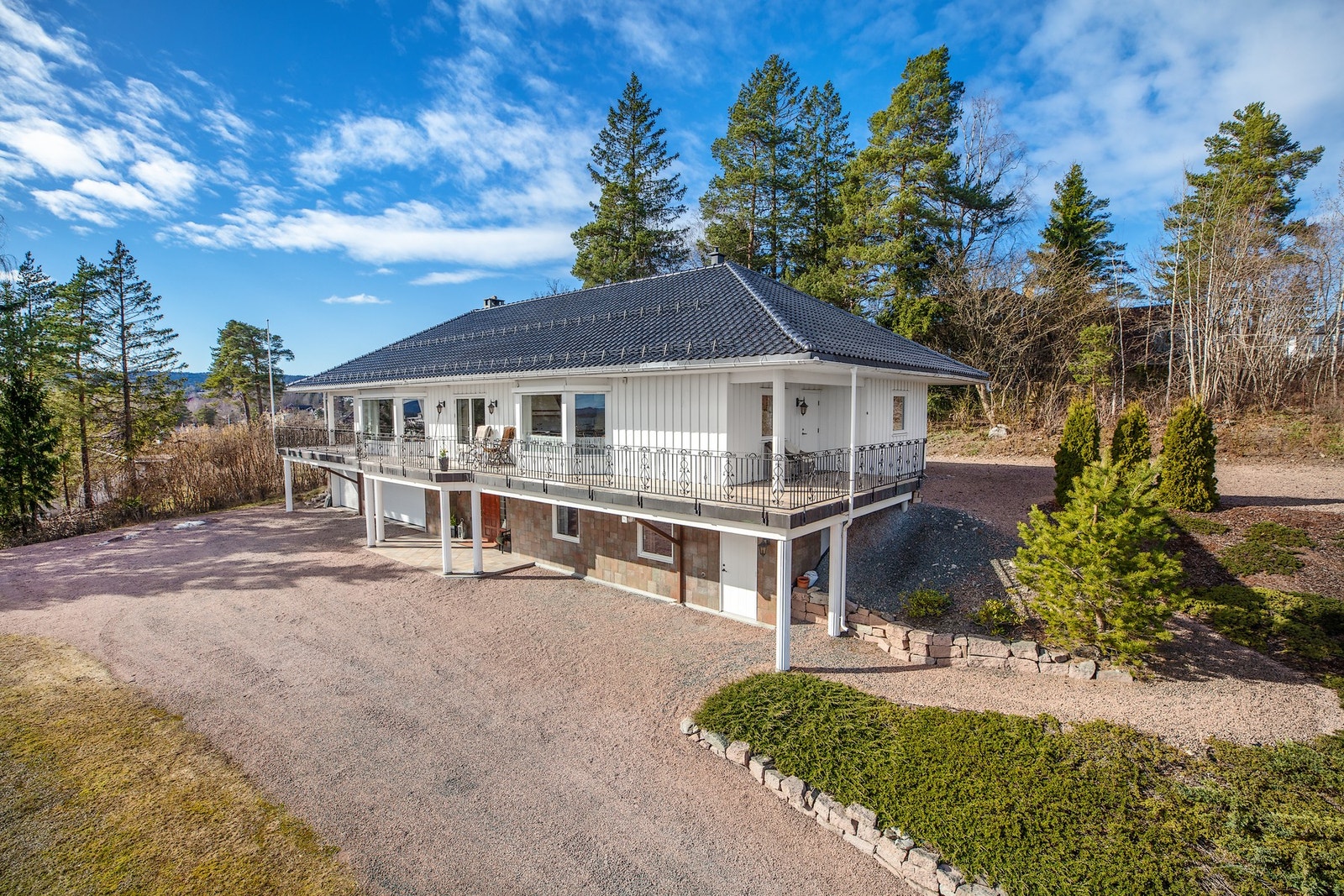 Flott og romslig villa beliggende på toppen av Jongskollens sjøside Galleribilde