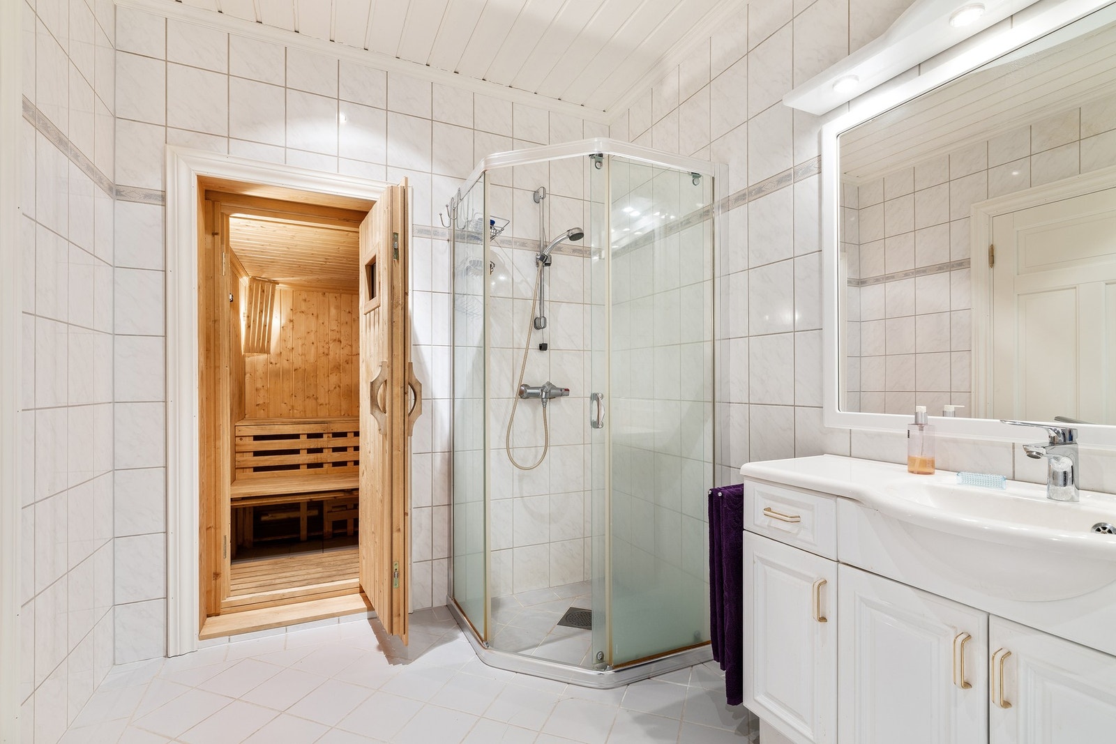 Fra dusjbadet er det inngang til badstue. Galleribilde