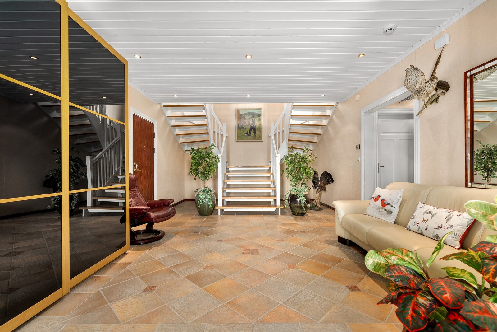 Stort garderobe i forbindelse med hallen Galleribilde