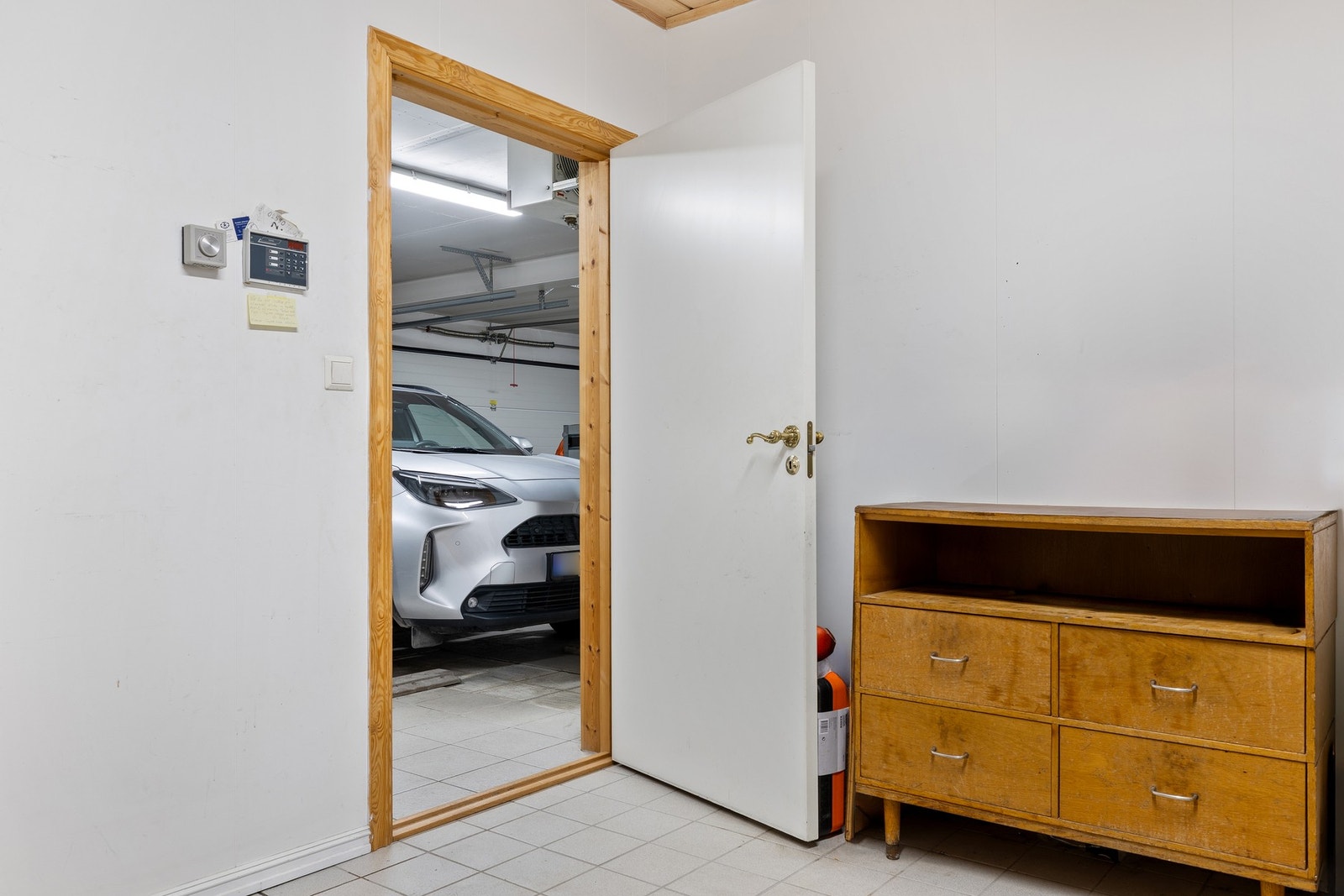 Fra hallen går man gjennom en stor bod/kjellerrom og direkte inn i garasjen. Galleribilde