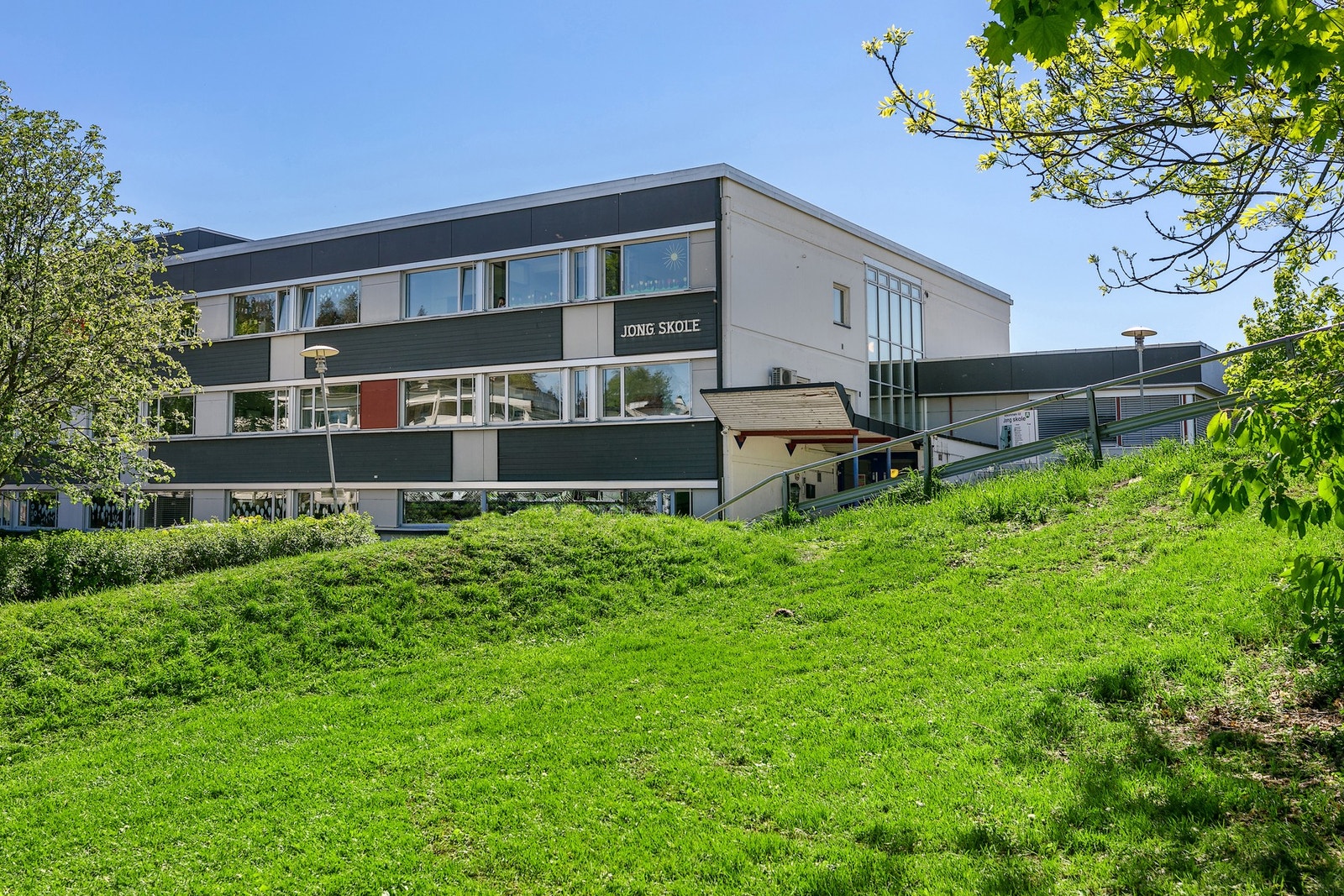 Det er kort og trygg vei til Jong barneskole Galleribilde