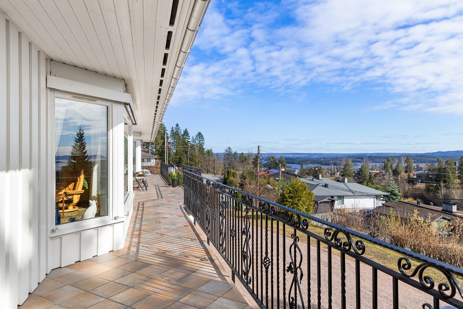 Fra spisestuen kommer man ut på en terrasse som går langs husets tre sider. Galleribilde