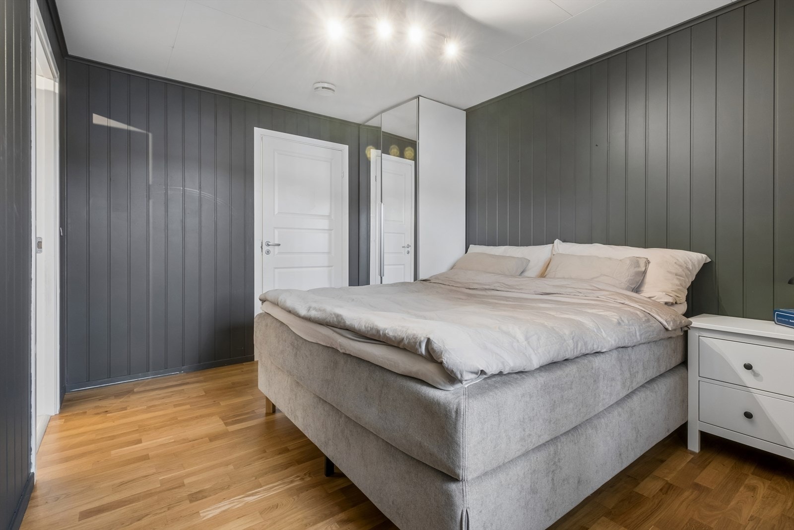 Praktisk walk-in garderobe i tilknytning til hovedsoverommet Galleribilde