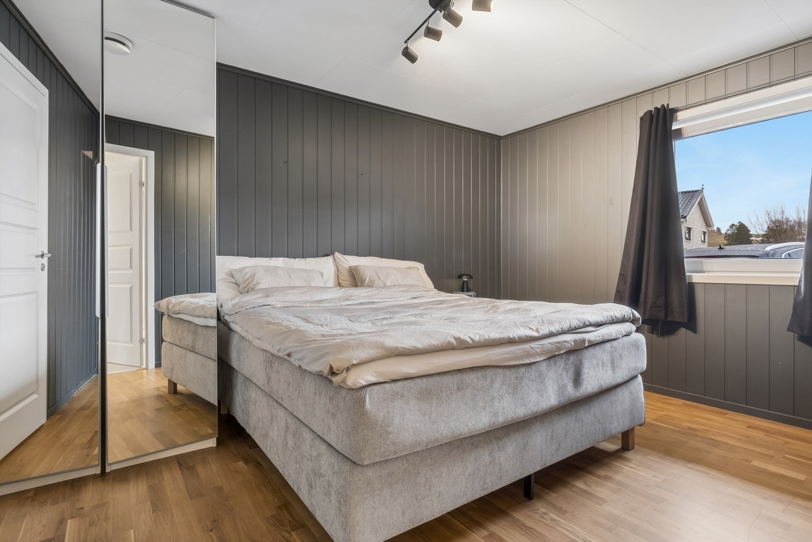 Romslig hovedsoverom med god plass til dobbeltseng og garderobe Galleribilde