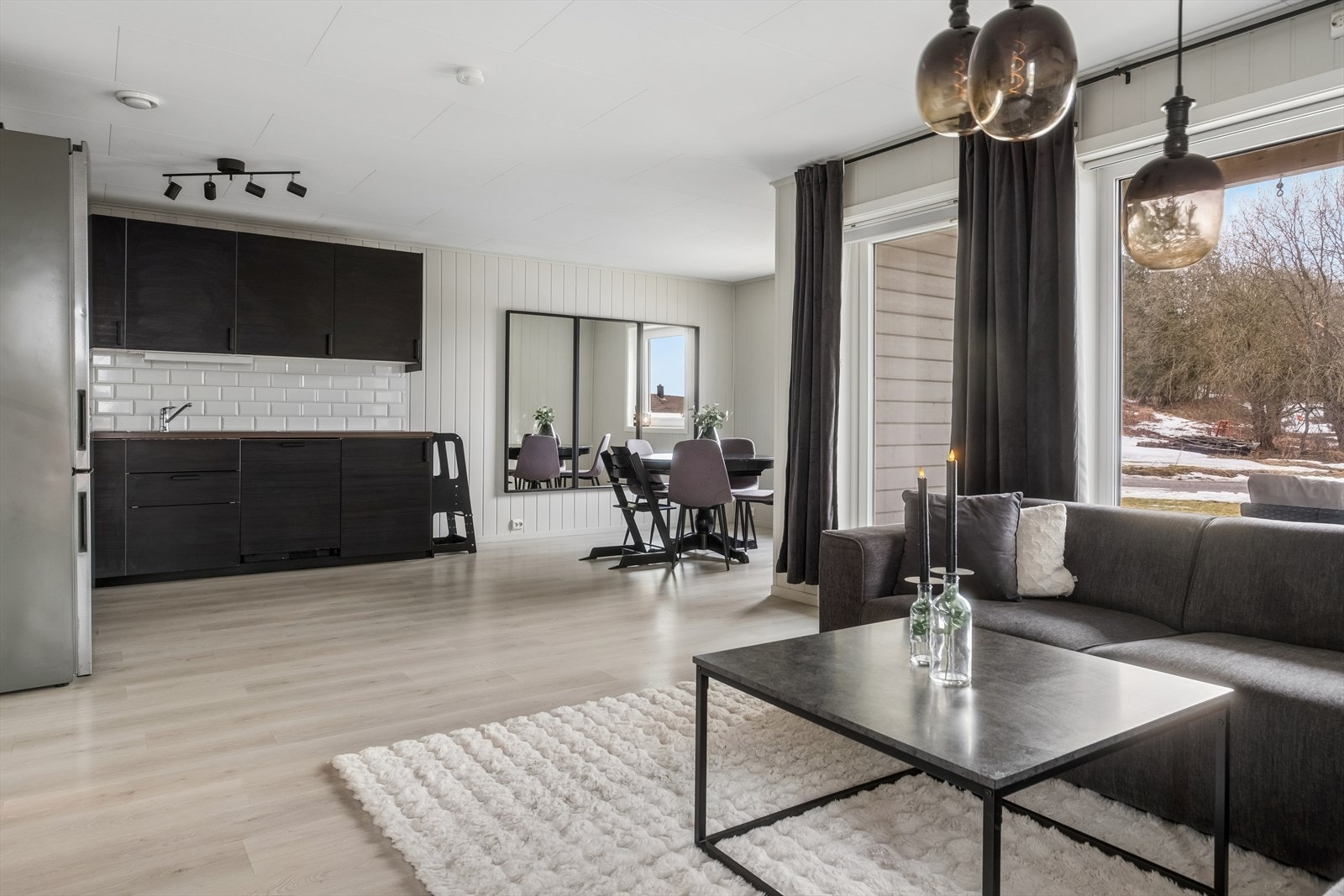 Sammen med kjøkkenet danner stuen et åpent allrom, som innbyr til hygge fra tidlig morgen til sent på kveld. Galleribilde