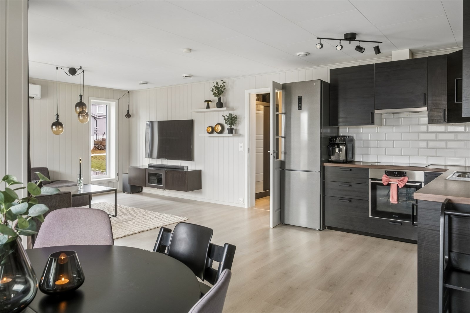 Aktiv Eiendomsmegling v/ Hallvard Fjone har gleden av å presentere Hamremsgrensa 29 - en moderne 3-roms leilighet oppført i 2014. Galleribilde