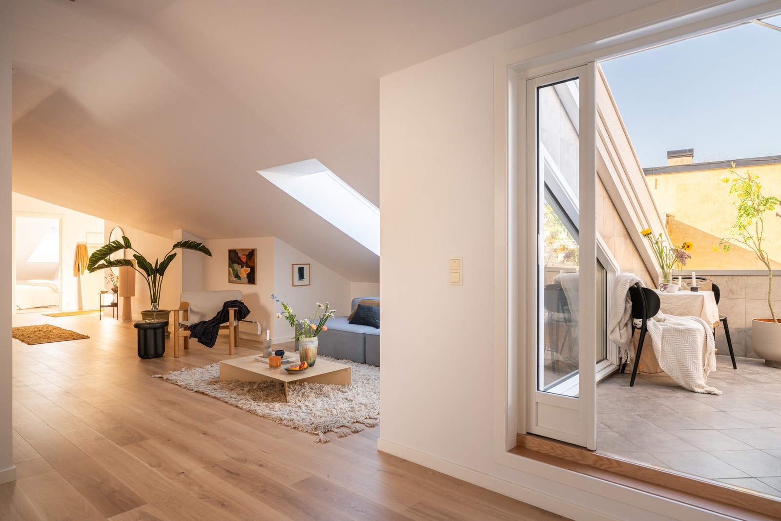 Direkte utgang fra stuen til terrasse på ca 9 m² Galleribilde