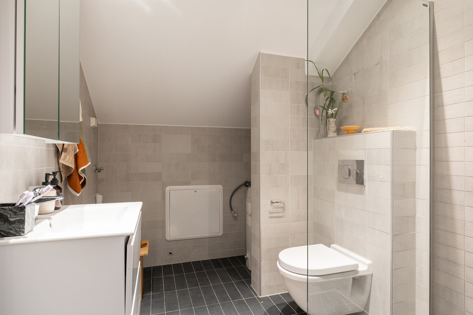 Pent flislagt baderom med varmekabler og downlights Galleribilde