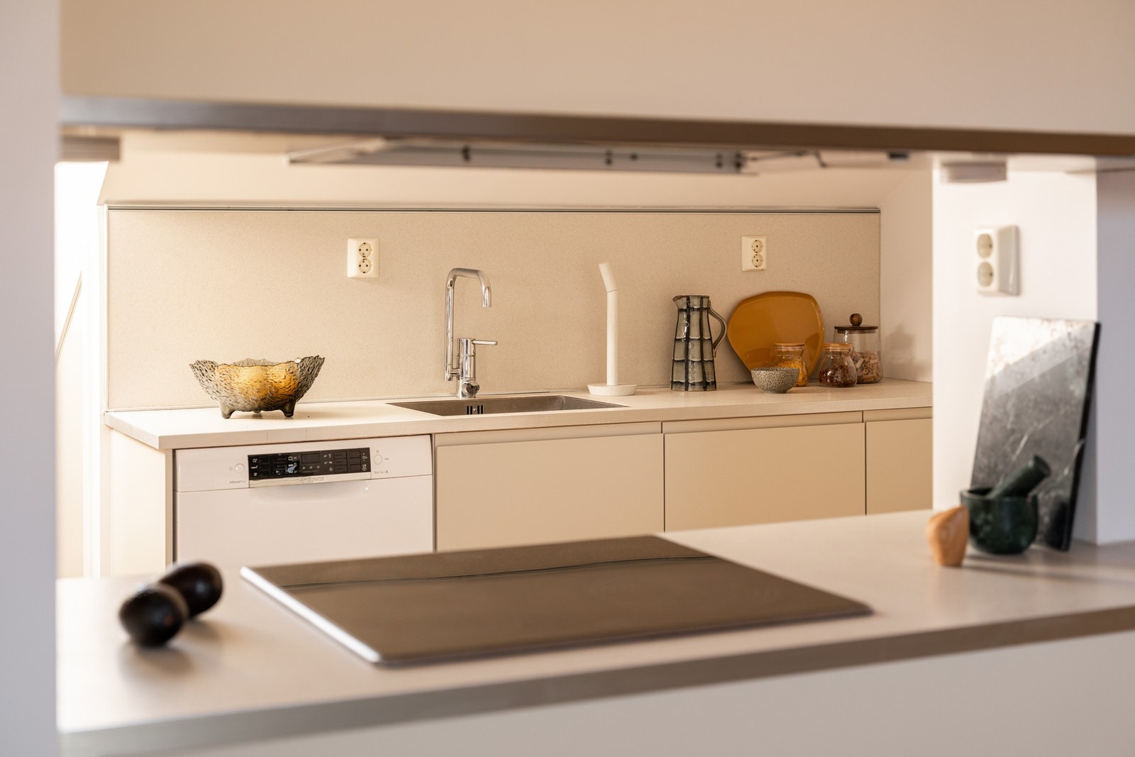 Tidsriktig glatt innredning fra HTH, soft close, laminat benkeplate med
nedfelt stålkum og keramisk topp, integrert komfyr, oppvaskmaskin,
kjøl/frys. Galleribilde