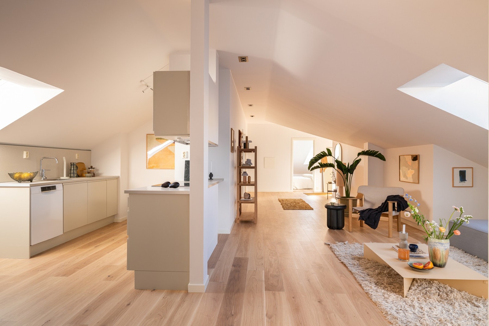 Delvis åpen kjøkkenløsning mot stuen Galleribilde