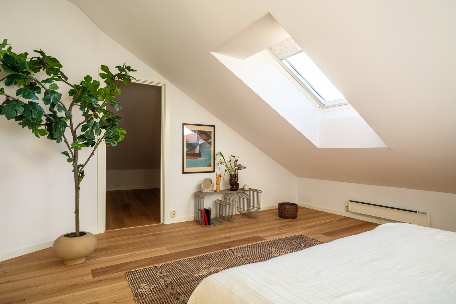 Inn fra soverommet finer du en stor bod, praktisk for lagring Galleribilde