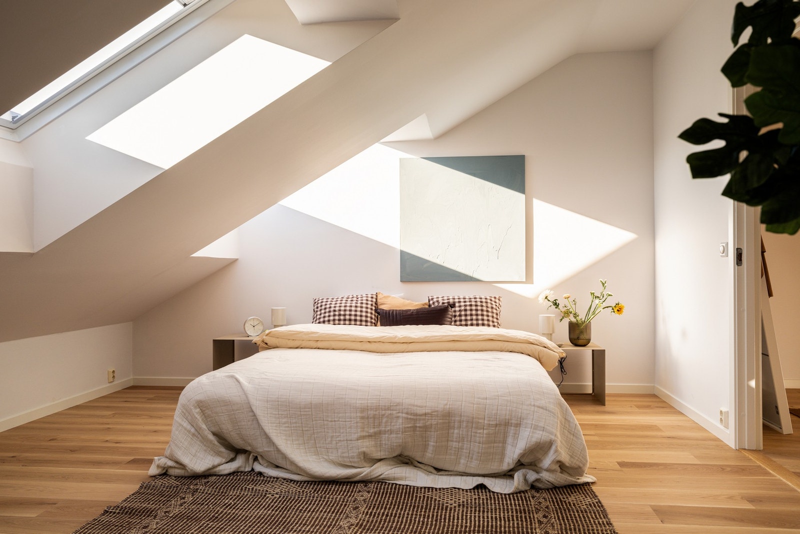 To store vinduer slipper inn rikelig med dagslys Galleribilde