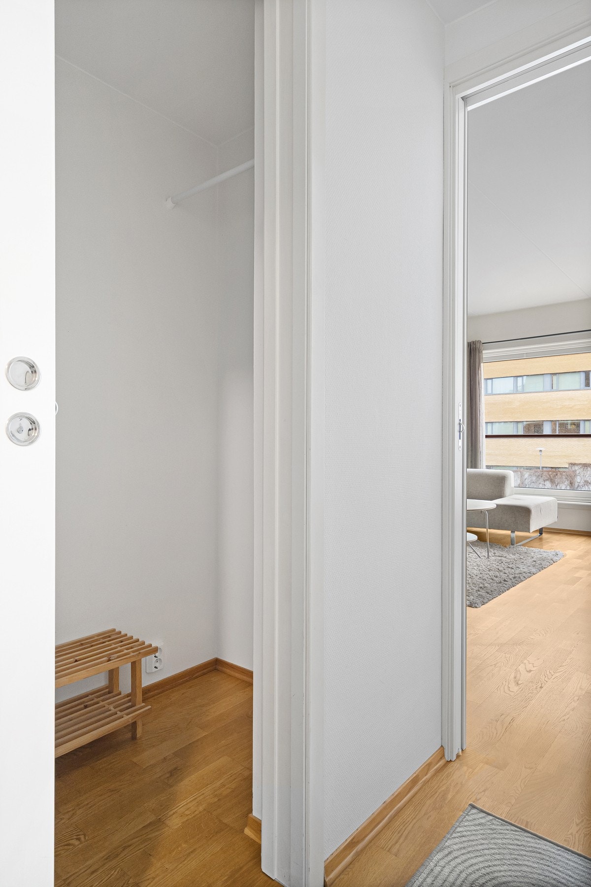 Det er god plass til å henge fra seg yttertøy i gangen. Galleribilde
