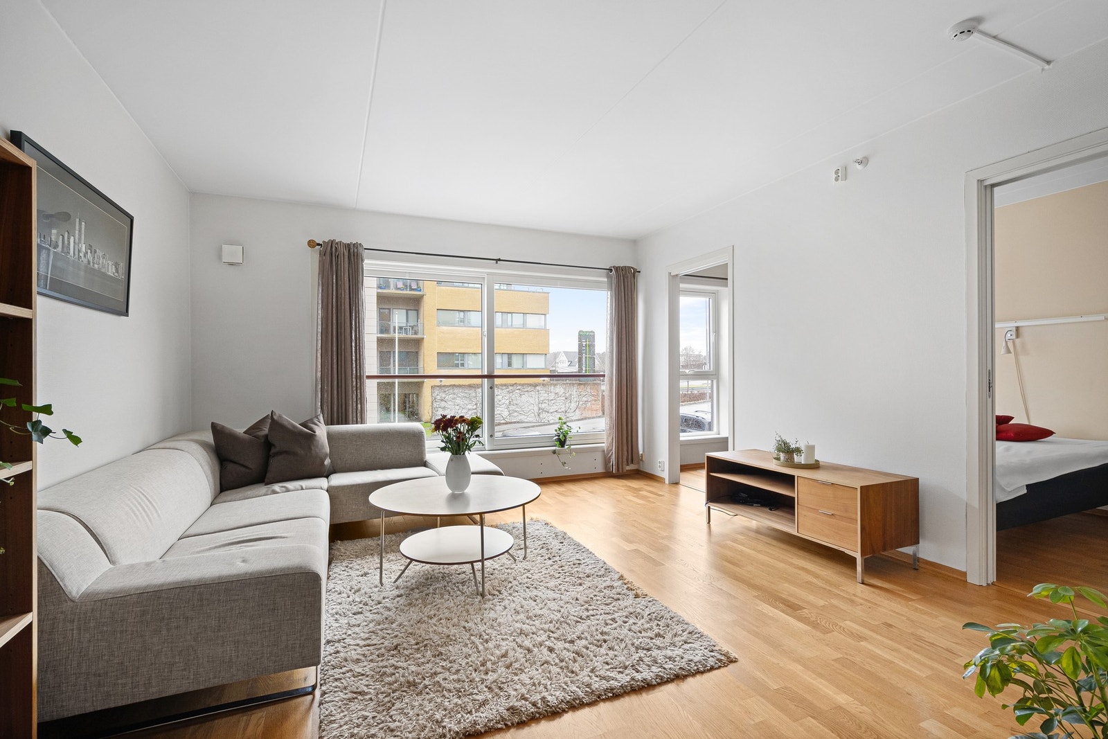 Gjennomgående er parkett på gulv og lysmalte overflater. Galleribilde