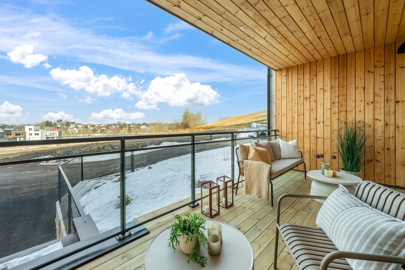 Terrassen gir gode muligheter for møblement, og fungerer ypperlig som en forlengelse av stuen på gode dager. Galleribilde