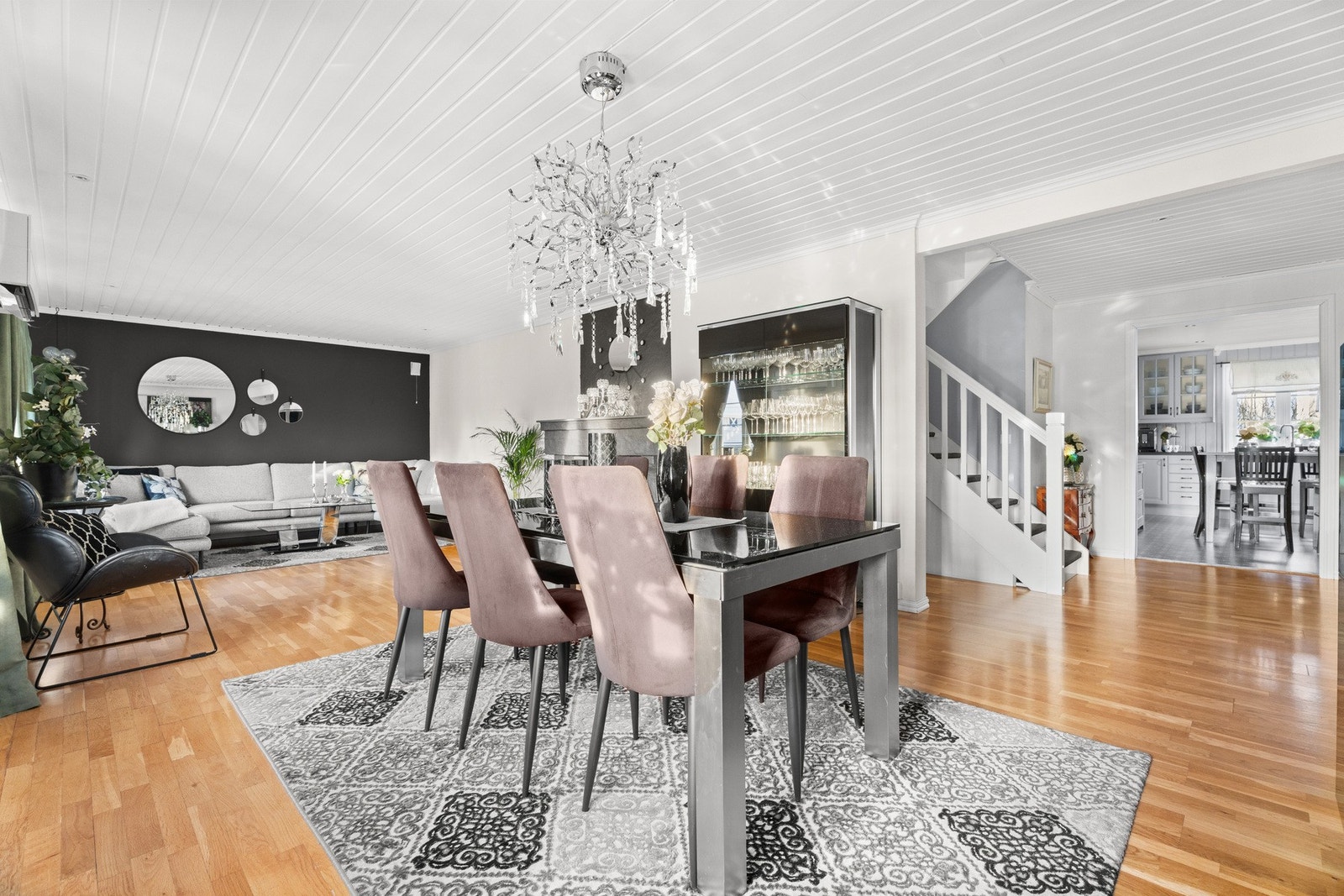 Fin plassering med stor åpning inn mot kjøkkenet. Galleribilde