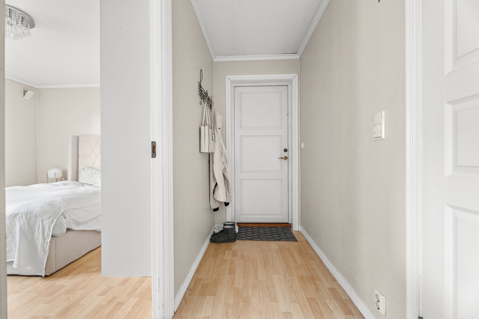 Fra gangen er det inngang til soverom og bad. Galleribilde