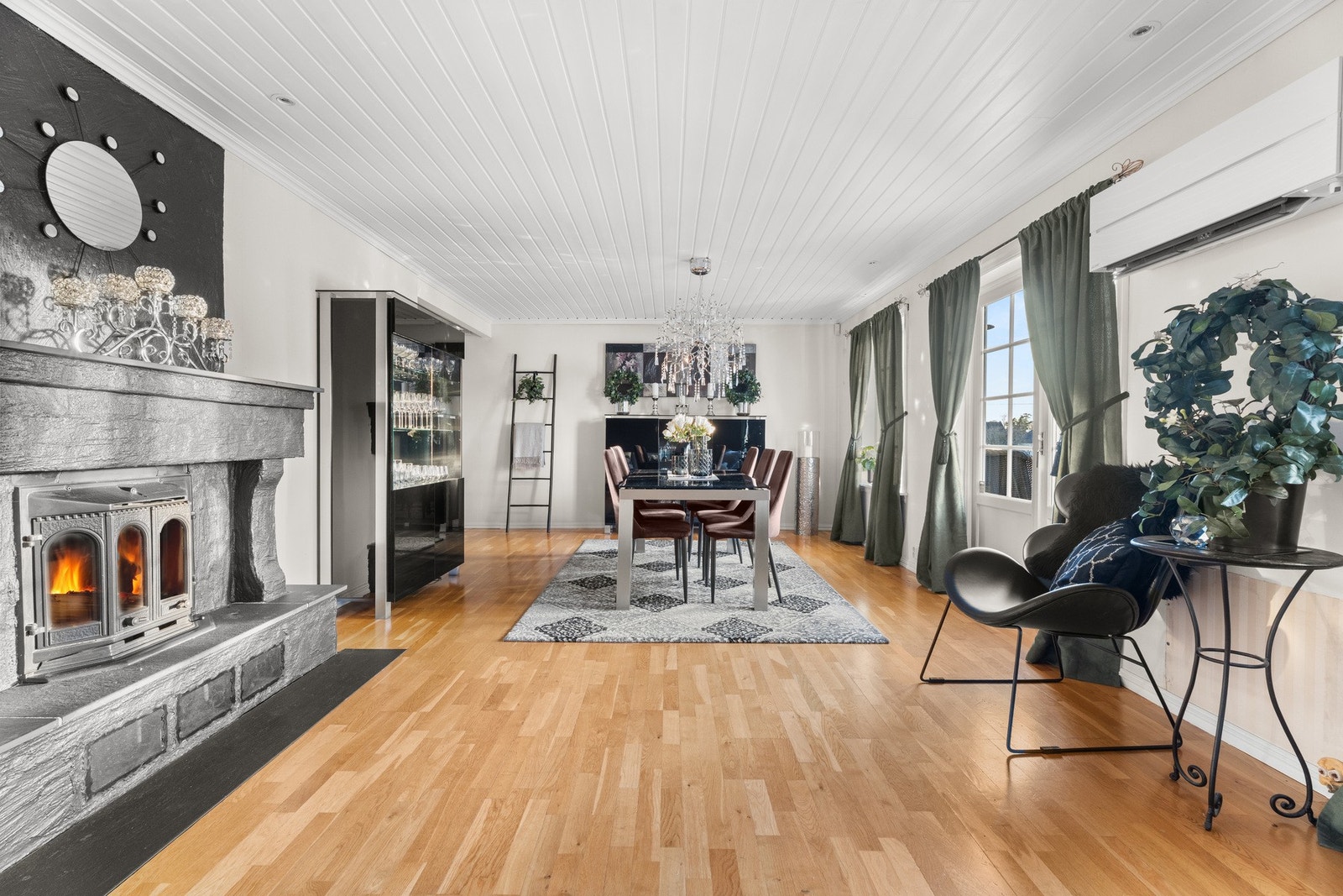 Stuen har både vedfyring og varmepumpe. Galleribilde