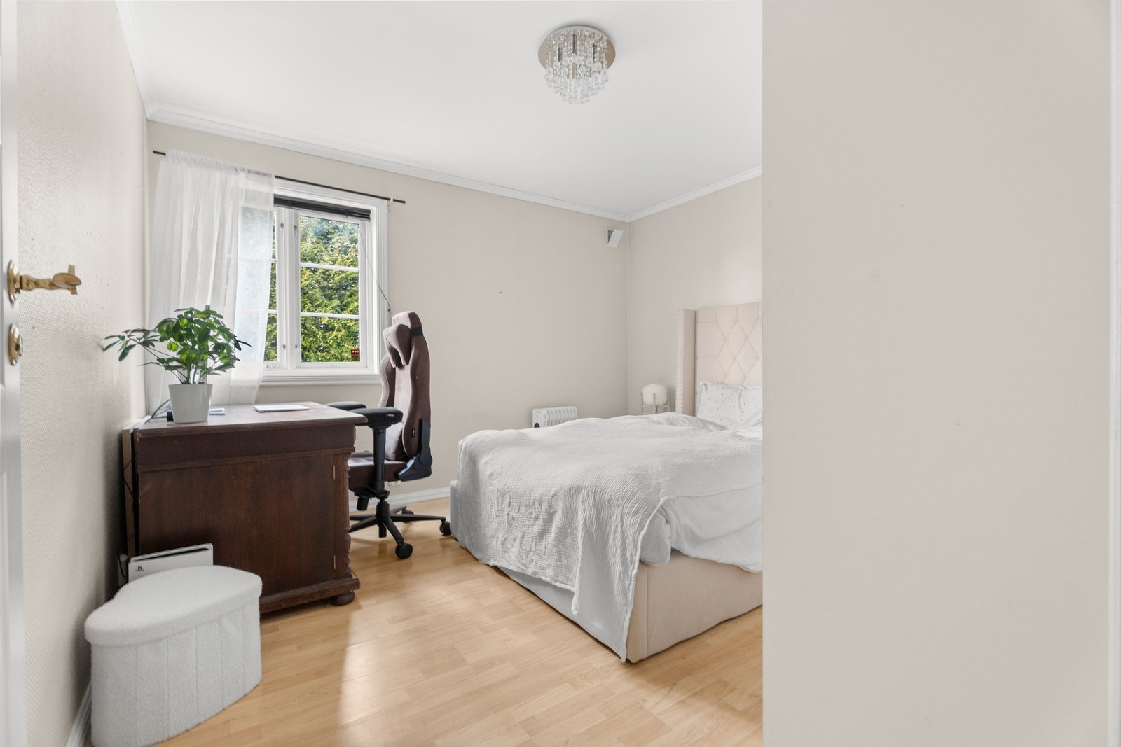 Soverommet her er på 12 kvadrat, med plass til seng og kontorplass. Galleribilde