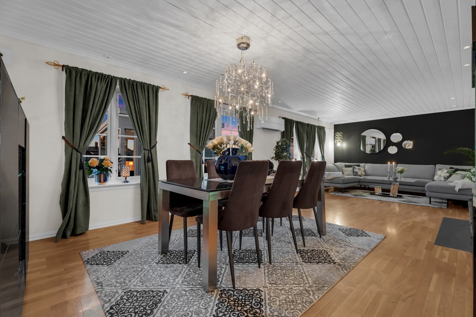 Boligens hoveddel har stue i hver etasje. Stuen i 1. etasje er på 35 kvadrat. Galleribilde