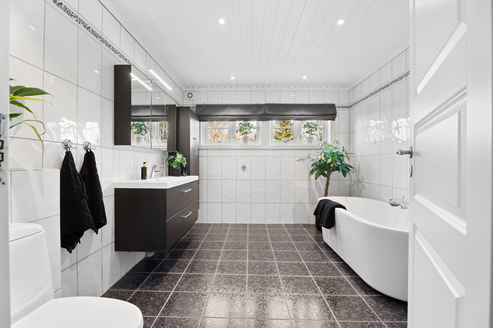 Badet i 2. etasje er av god størrelse, på over 10 kvadrat. Galleribilde