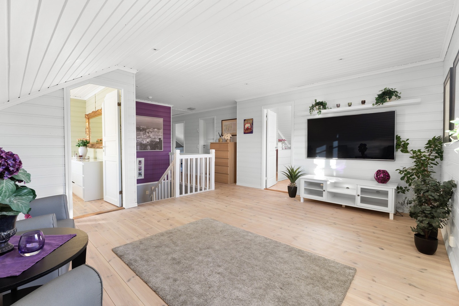 Oppe i hoveddelens 2. etasje finner vi denne fine loftstuen, 4 soverom og et stort bad. Galleribilde