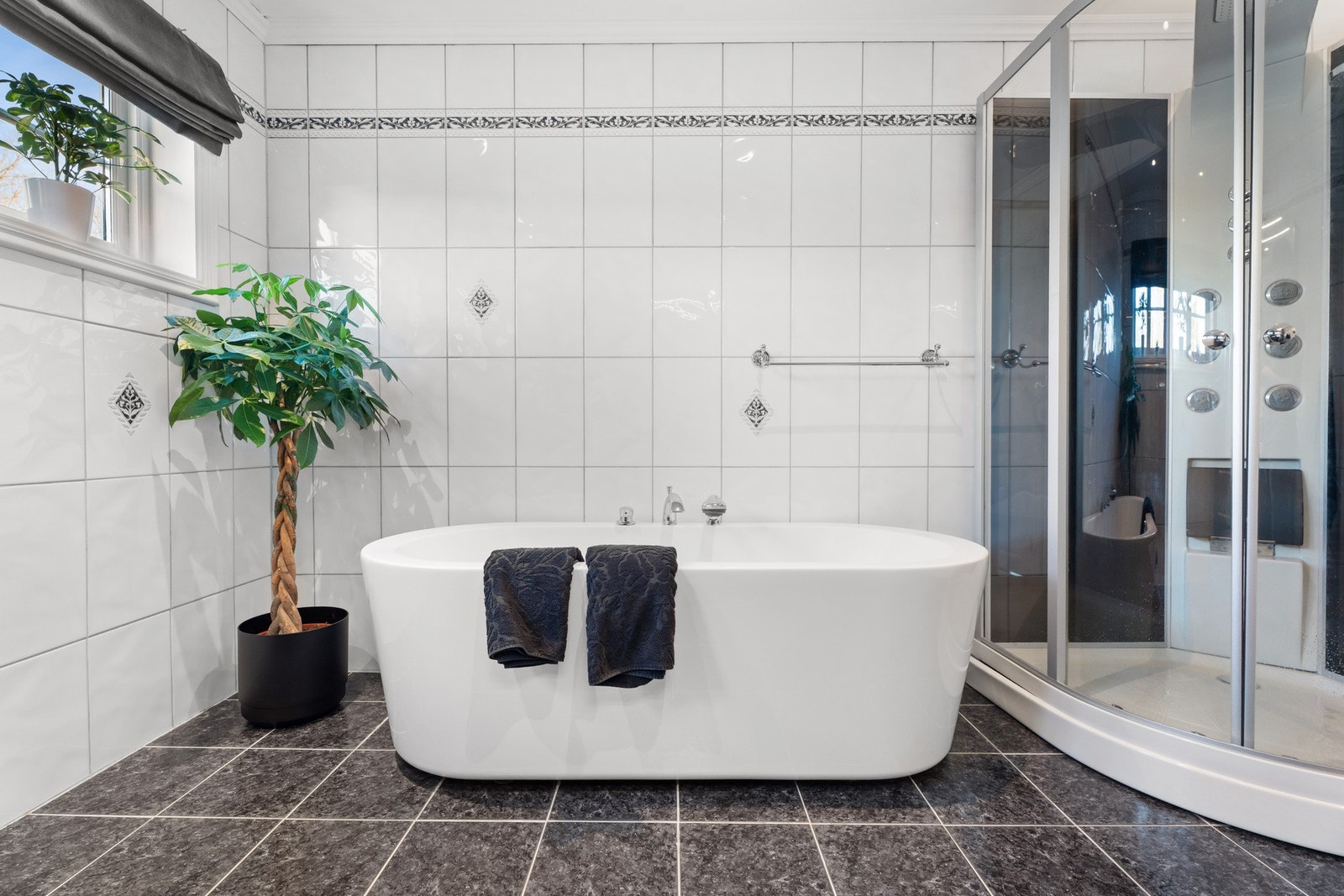 Badet har både badekar og dusjkabinett. Galleribilde