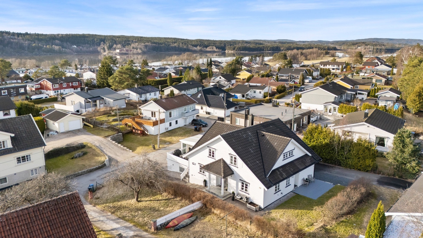 På baksiden av huset er det egen inngang til en utleiedel på ca. 40 kvadrat. Galleribilde