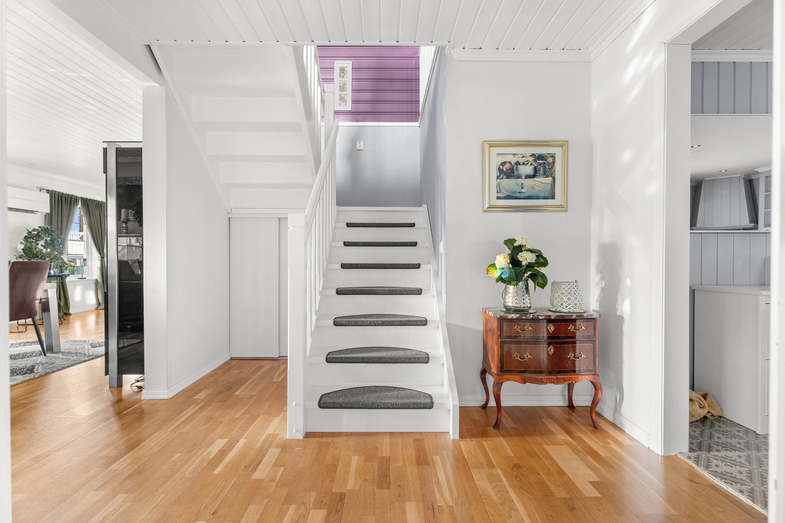 I gangen innenfor er det trapp til 2. etasje. Det er etablert lagringsplass under trappen, med skyvedører. Galleribilde