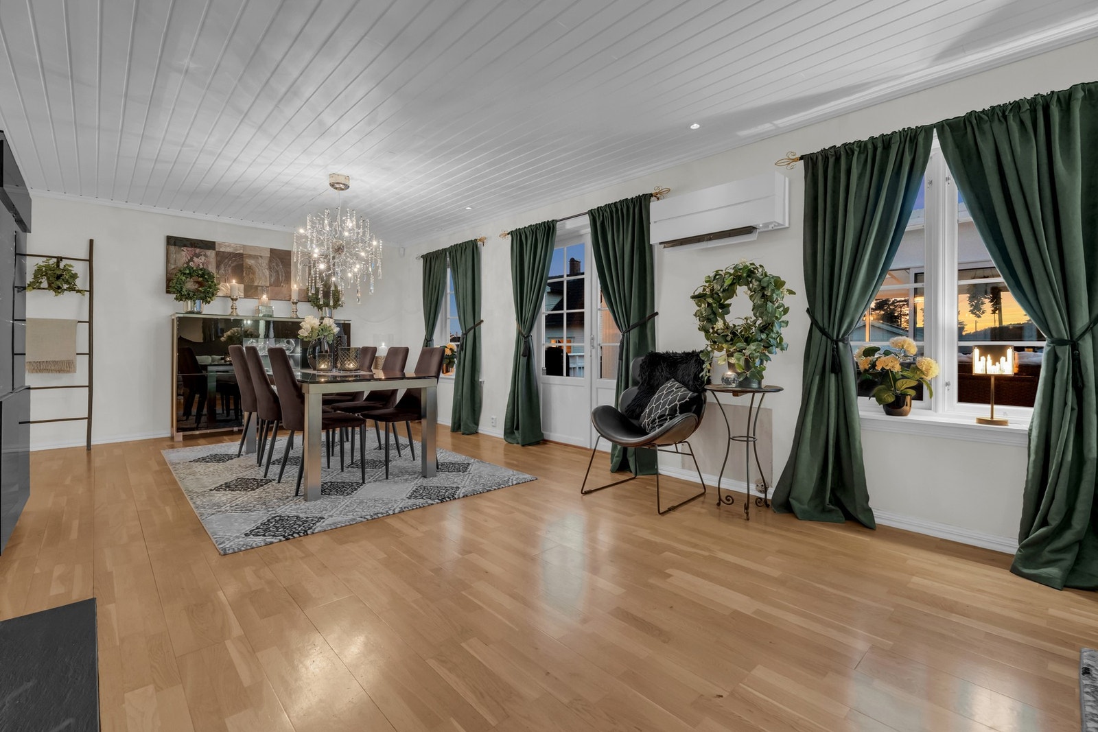 Den store uteplassen har utgang fra stuen. Se store vinduene mot vest gir rikelig med lys inn på ettermiddagen og kvelden. Galleribilde