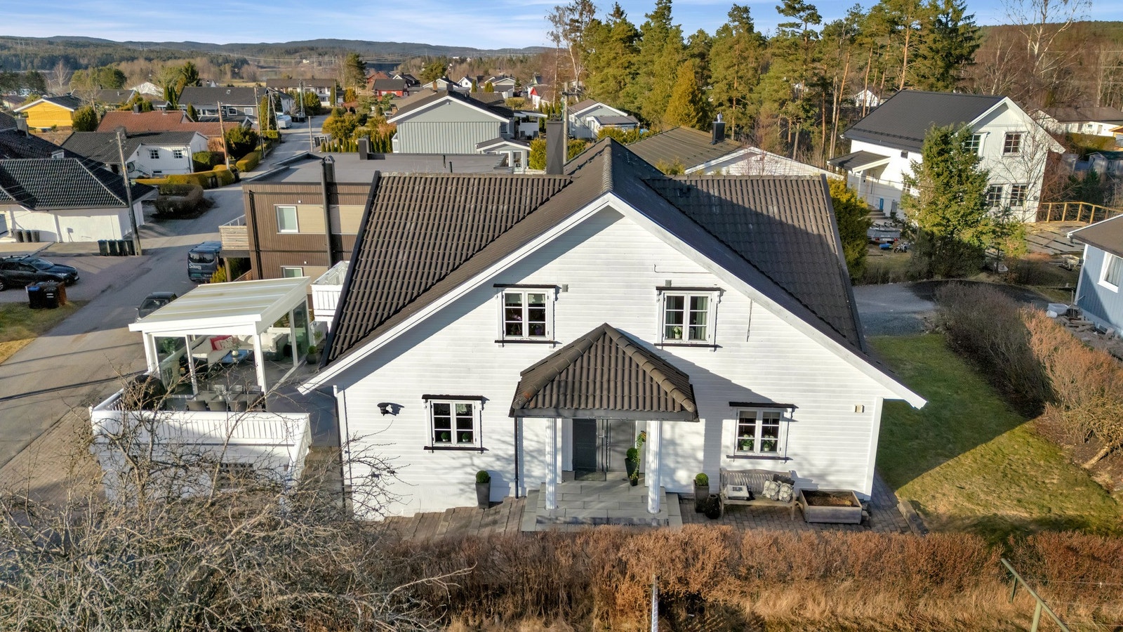 Huset ble tilbygget om omgjort i år 2000. Kledning, tak, vinduer og dører er fra omgbyggingen. Galleribilde