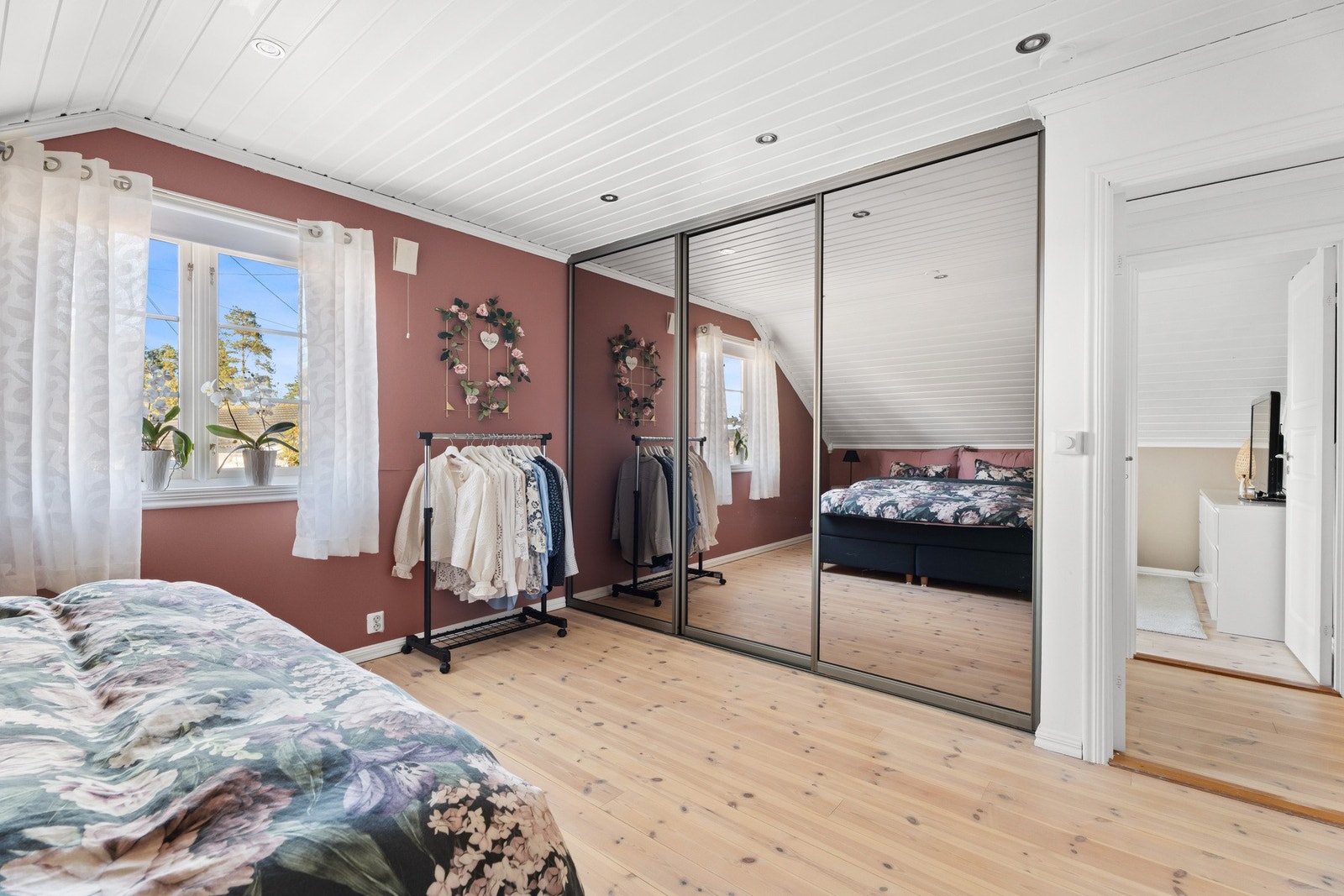 Det største av dem er på hele 17 kvadrat. God skyvedørsgarderobe. Galleribilde