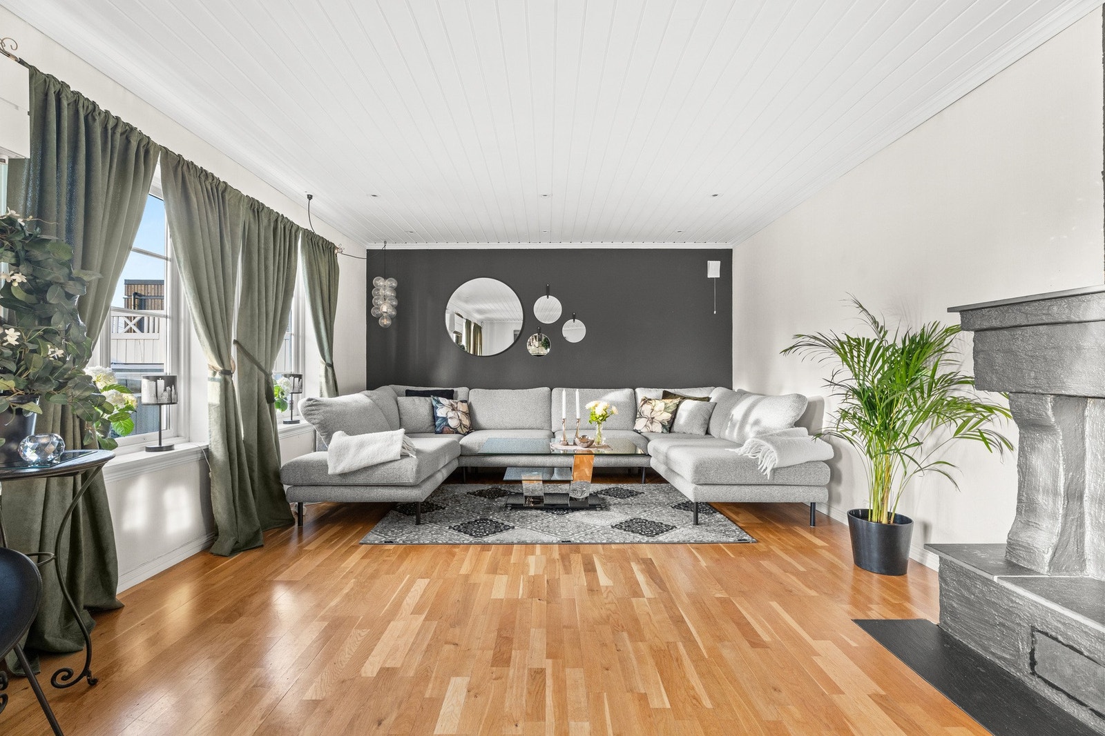 Lyst og hyggelig, med store- vestvendte vinduer. Galleribilde