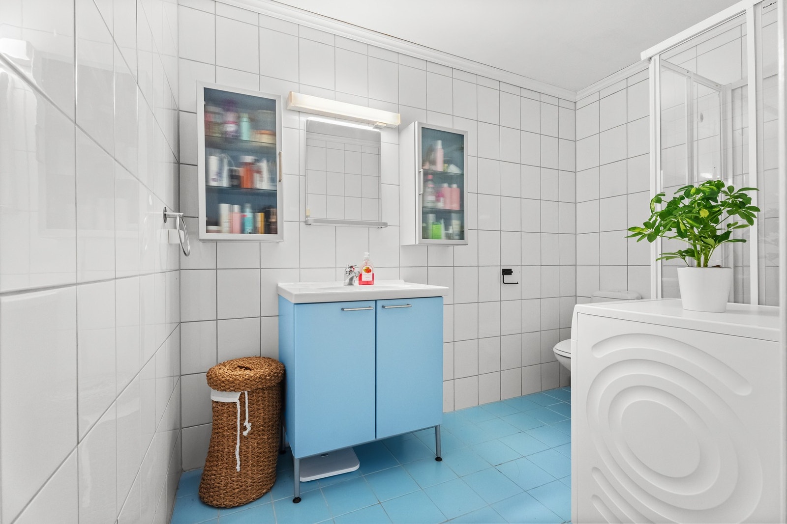 Badet i utleiedelen er flislagt, og har plass til vaskemaskin. Rommet er innredet med dusjkabinett. Galleribilde