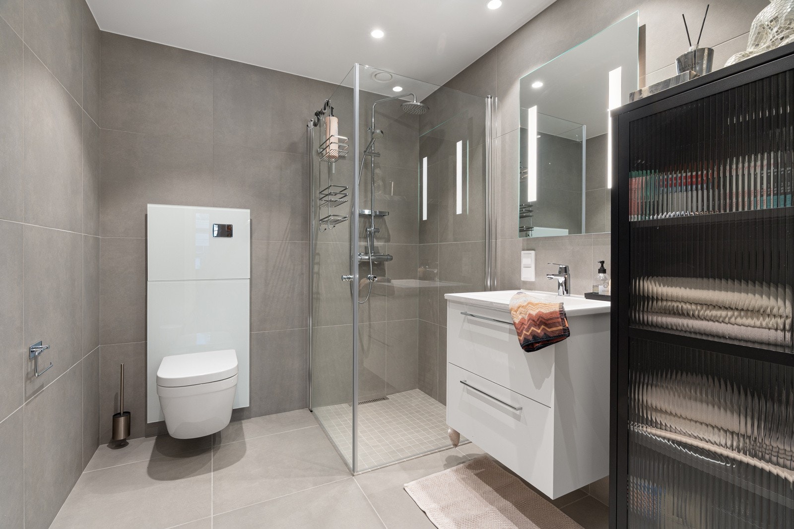 Leiligheten har 2 lekre baderom.