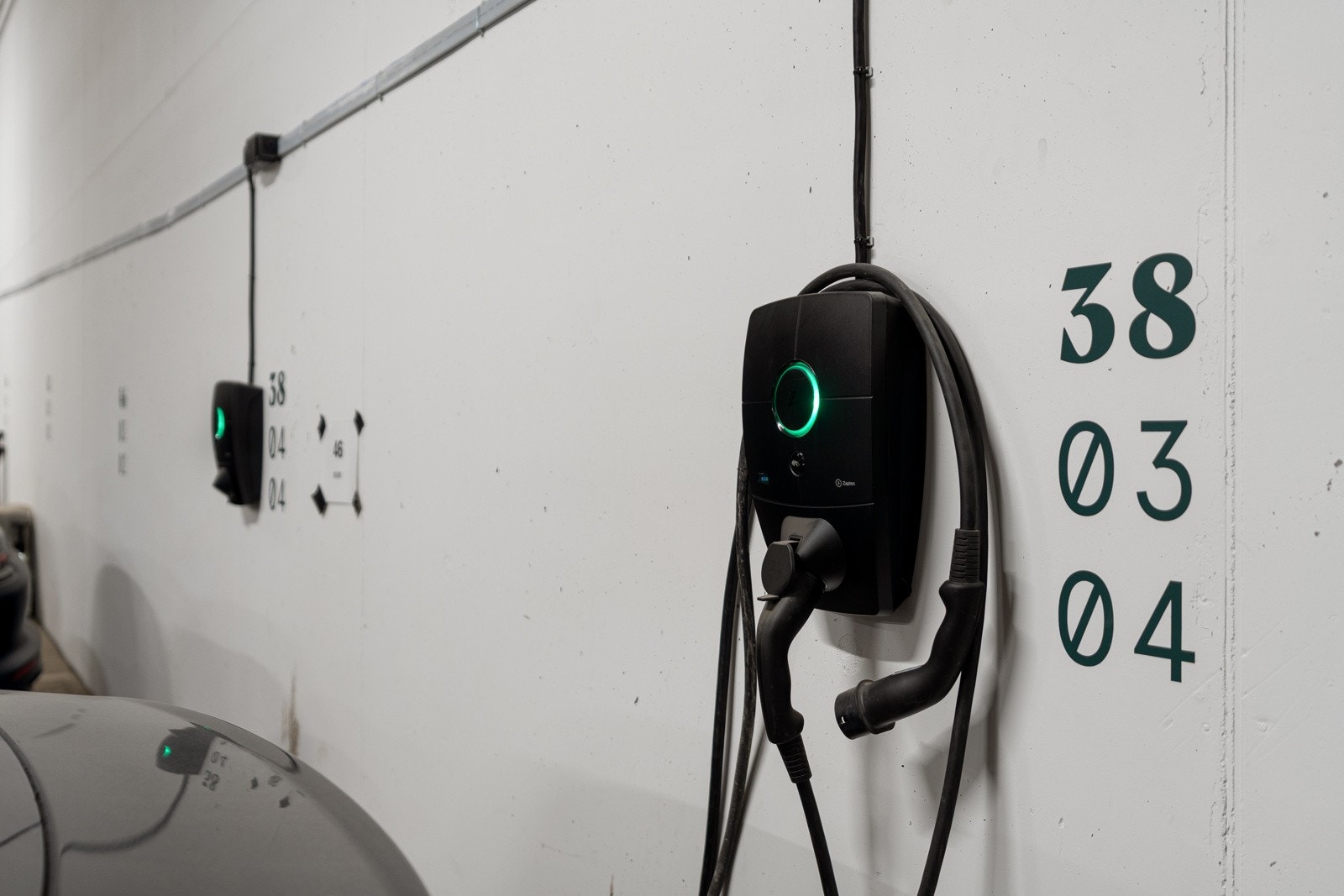 Det er montert elbil-lader.