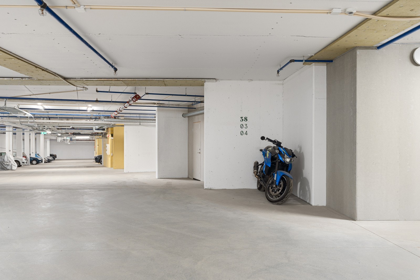 Leiligheten har to faste parkeringsplasser i garasjeanlegget. En parkeringsplass til bil og en til MC.