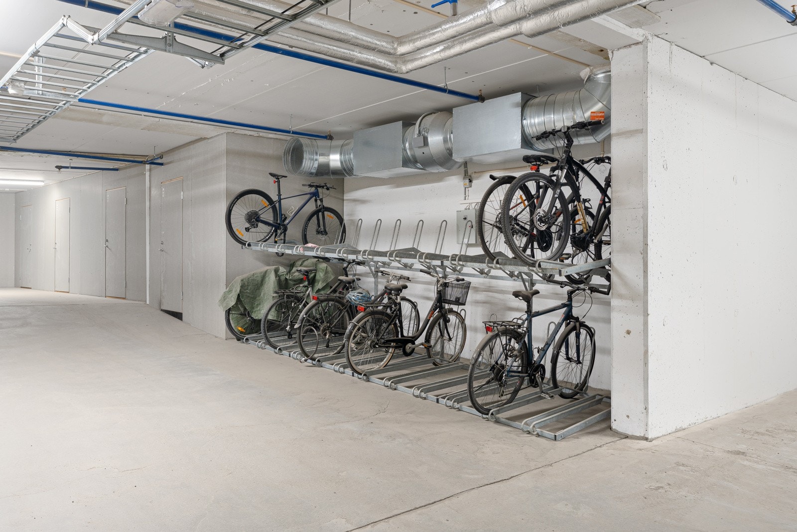 Sameiet har for øvrig felles sykkelbod og rikelig med gjesteparkeringsplasser både ute og i garasjeanlegget.