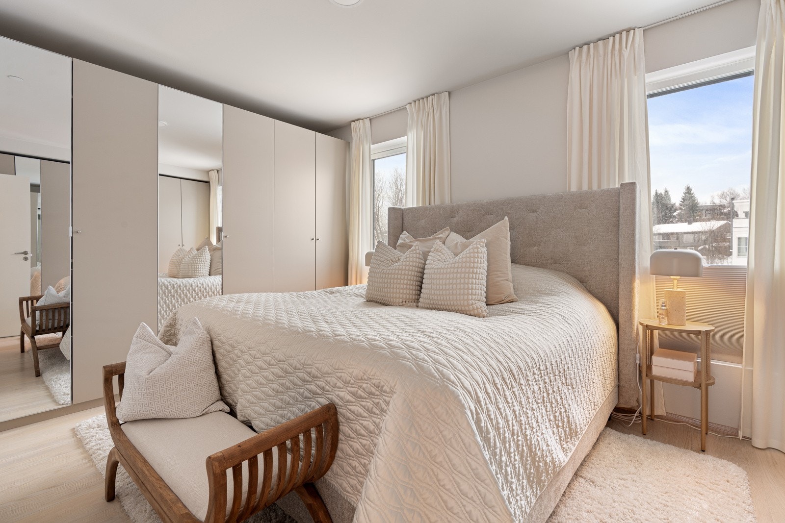 Soverommet er malt i behagelige og delikate farger.