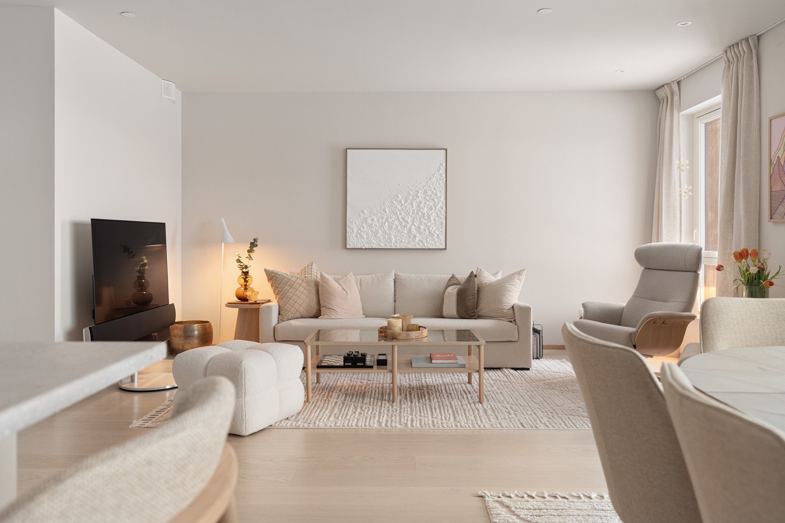 Møbleringsvennlig med god plass for stor sofa, TV og sittegruppe.