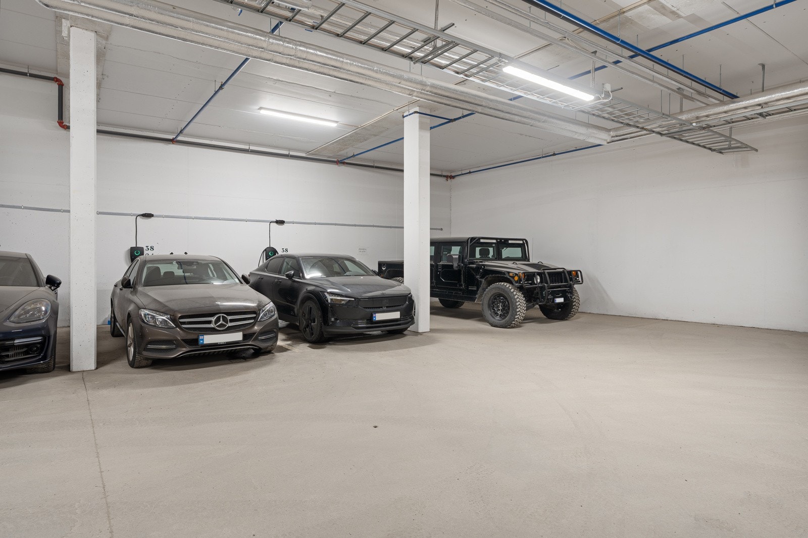 Parkeringsplass i garasjeanlegg.