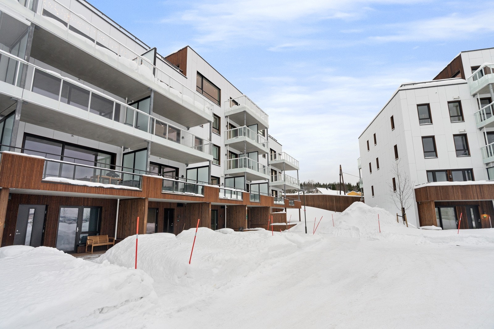 Flott intern beliggenhet i 3. etasje. Her har man lite innsyn og god oversikt over fellesområdene i tunet.