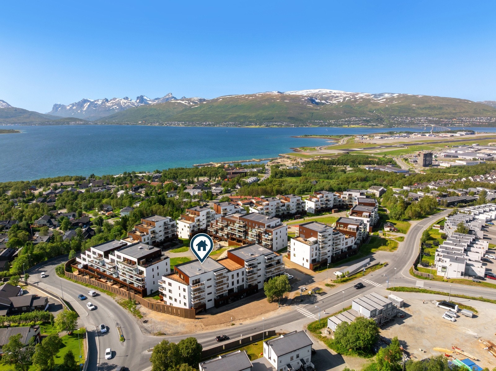 Området er viden kjent for sine gode solforhold, nærheten til marka og trygge oppvekstsvilkår for barn og unge.