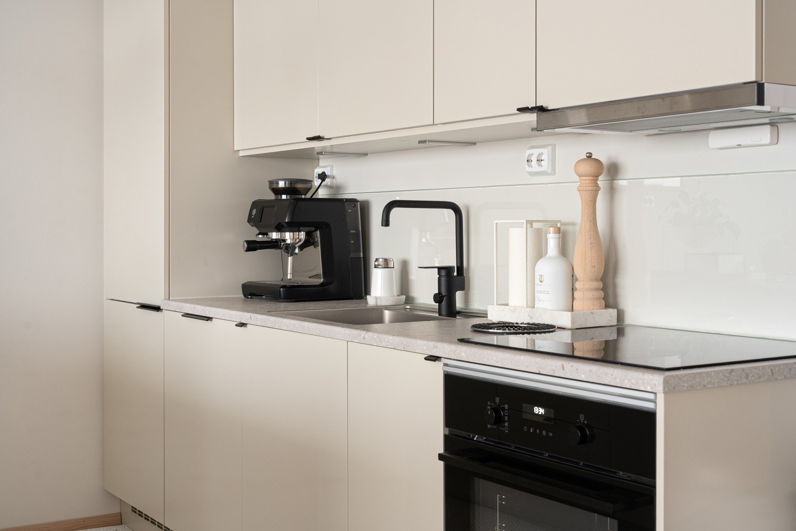 Kjøkkenet framstår moderne og funksjonelt, med gode arbeidsflater og mye oppbevaringsplass.