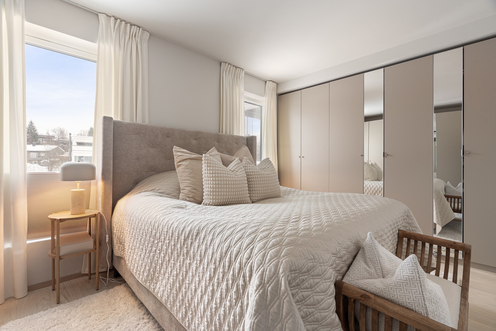 Stort hovedsoverom med garderobeskap.