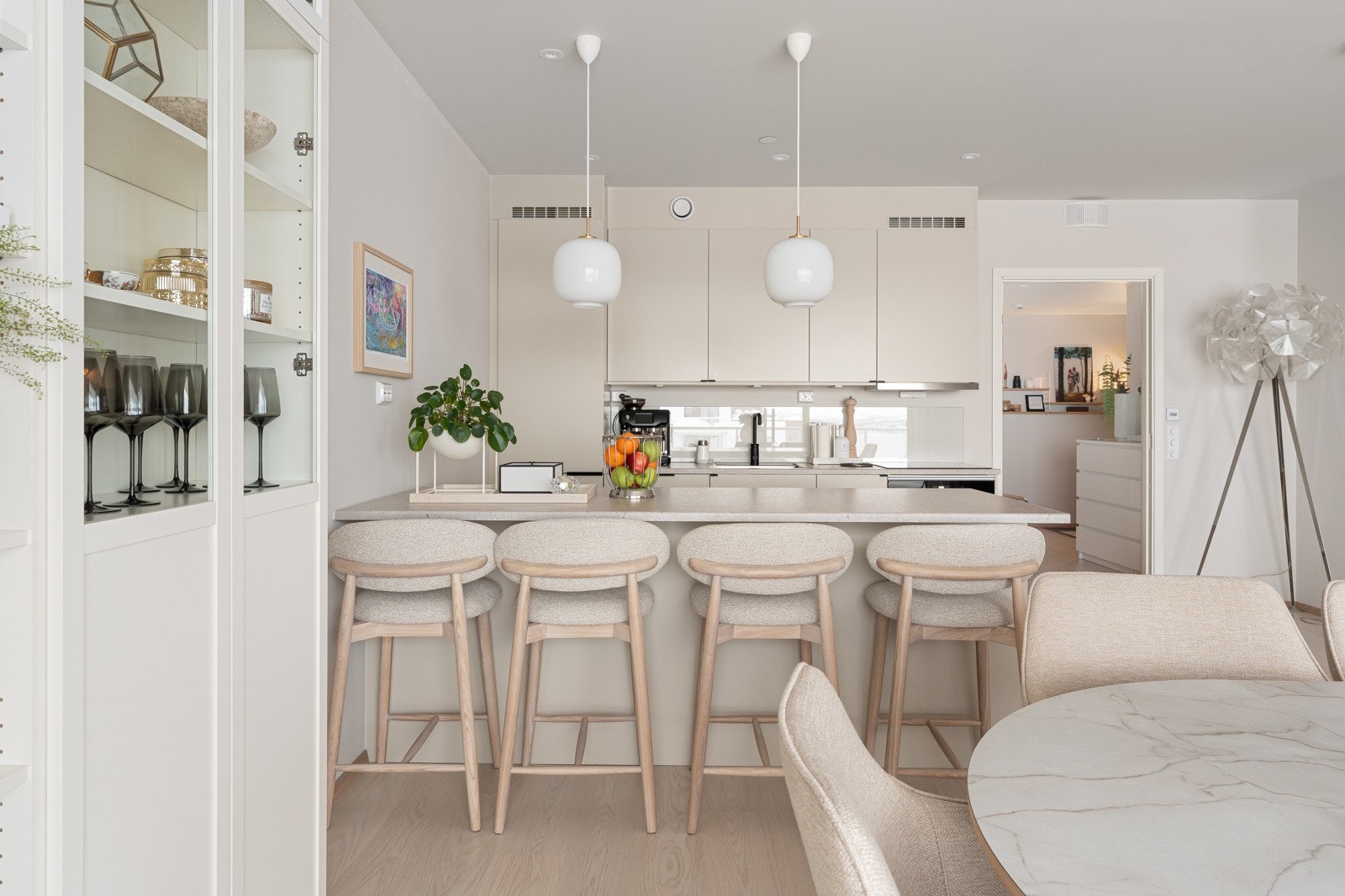 I tillegg har man spiseplass ved barløsningen på kjøkken.