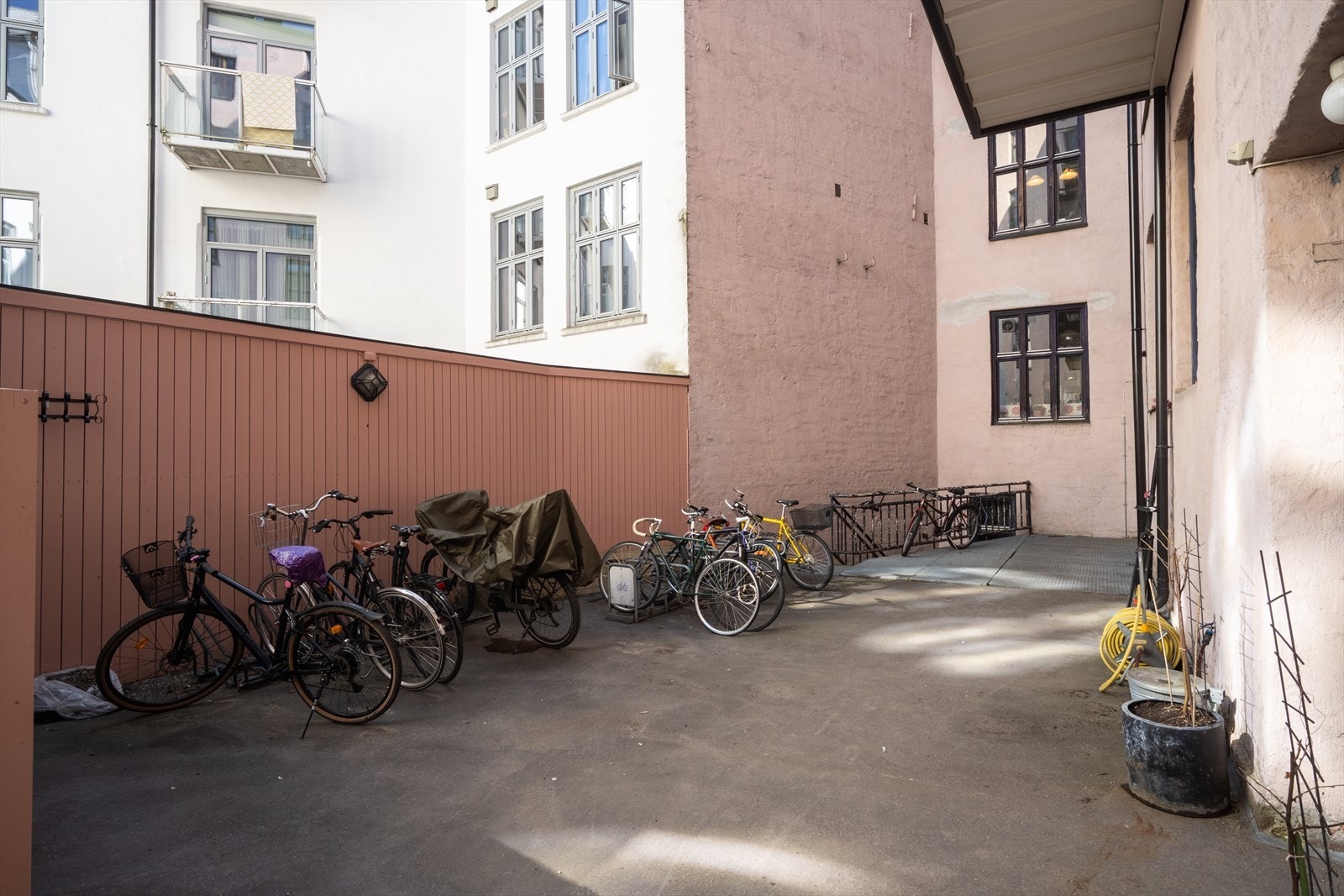 Skjermet bakgård med sykkelparkering. Galleribilde