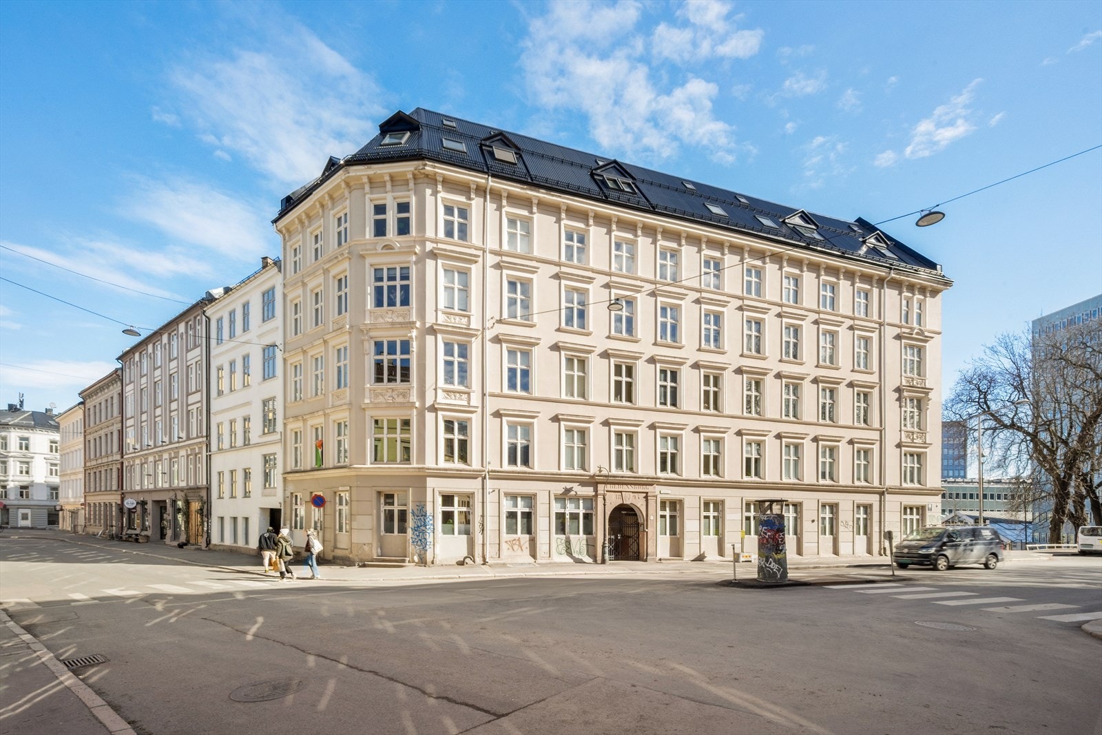 Fredensborgveien 9A har en tilbaketrukket, men samtidig meget sentral beliggenhet med kort vei til "alt". Galleribilde