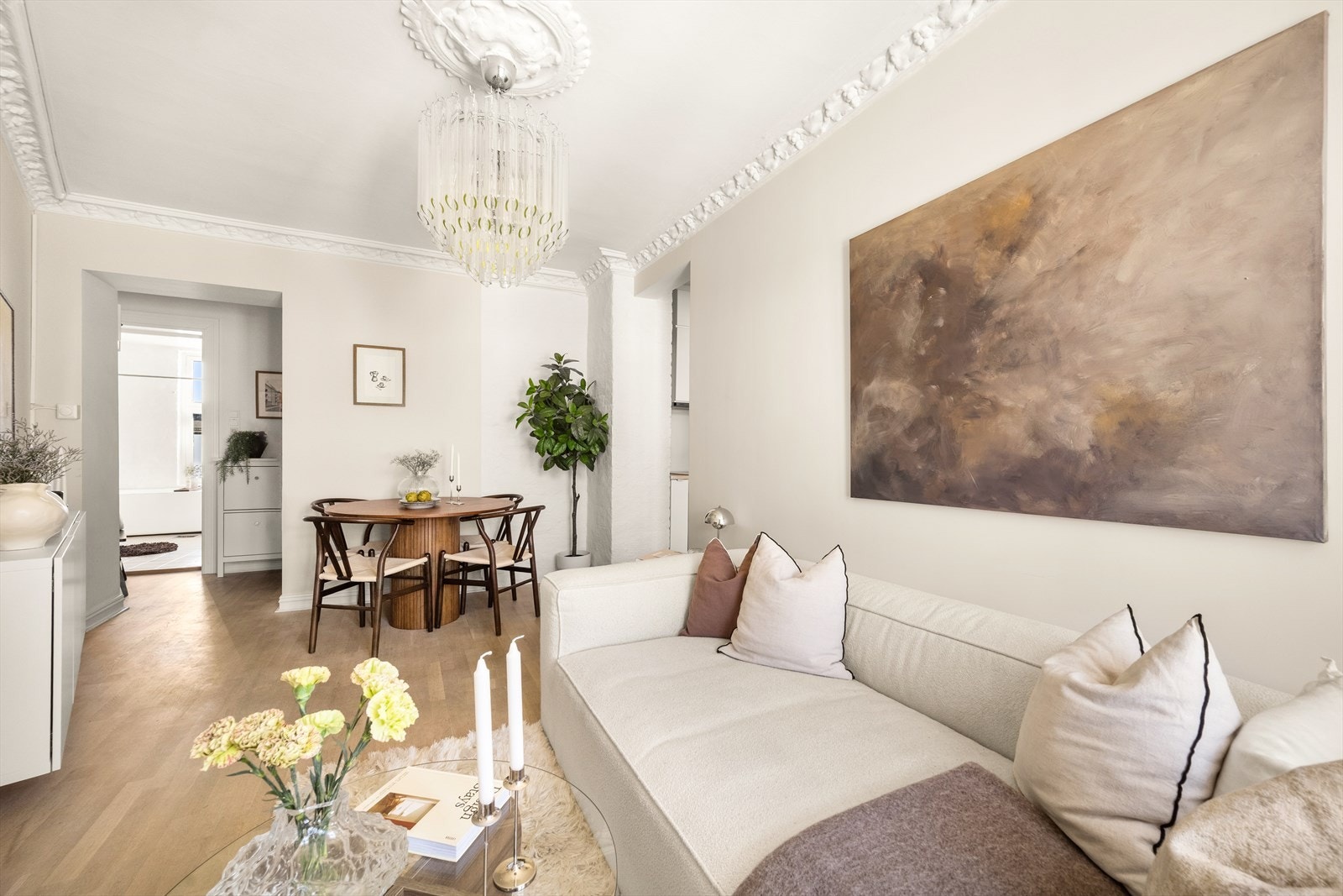 Lys og lekker 2-roms med stukkatur og rosett. Galleribilde
